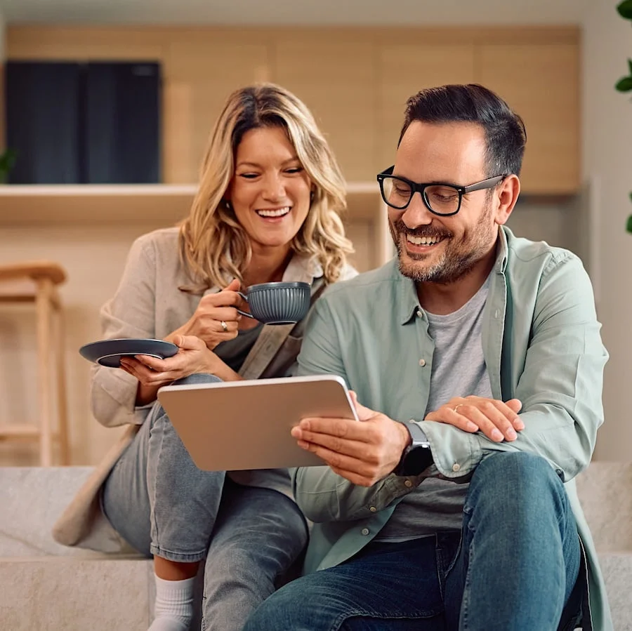 Man en vrouw op bank met tablet