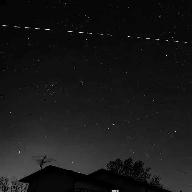 Abeelding spoor van Starlink satelliet in hemel